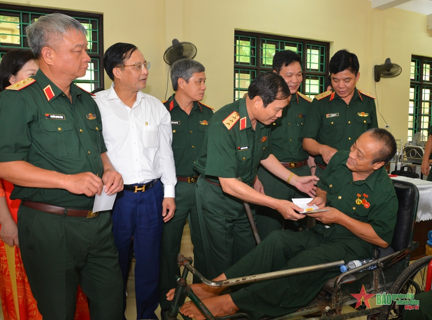 Thượng tướng Nguyễn Tân Cương thăm, tặng quà Trung tâm Điều dưỡng thương binh Duy Tiên